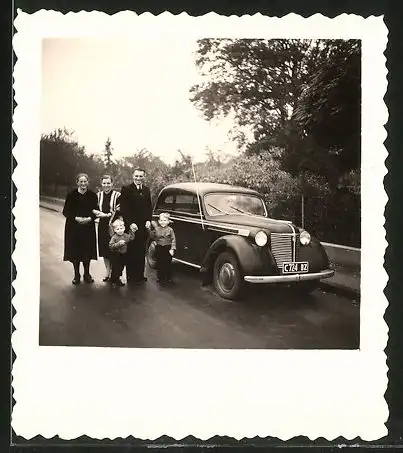 Fotografie Auto Opel Kadett, Familie steht neben PKW, Kfz-Kennz. C724-BZ