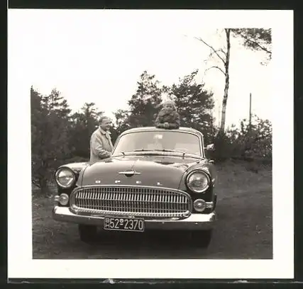 Fotografie Auto Opel Rekord, Forst Klövensteen, niedliches Mädchen schaut aus dem Schiebedach, Kfz-Kennz. BH52-2370