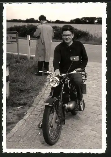Fotografie Motorrad DKW, junger Mann auf Krad sitzend