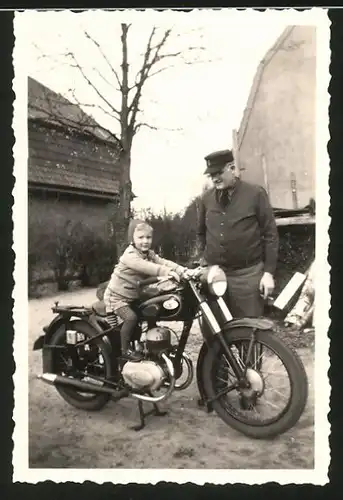 Fotografie Motorrad Zündapp, niedliches Mädchen auf Krad sitzend