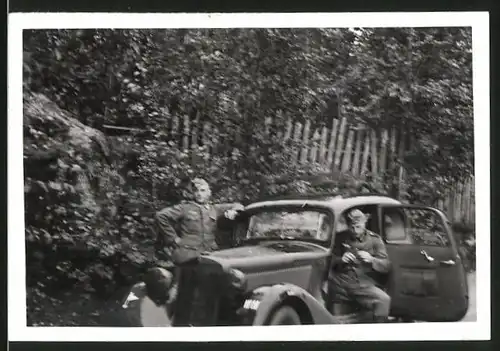 Fotografie Auto Mercedes Benz, Soldaten der Wehrmacht mit PKW