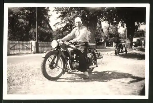 Fotografie Motorrad Zündapp, Fahrer mit Haube auf Krad sitzend