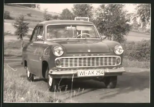 Fotografie Auto Ford Taunus, PKW auf einer Landstrasse