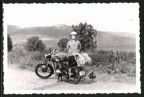 Fotografie Motorrad, Frau mit Helm steht neben Krad, Kennz. IA10-46, bei Jena