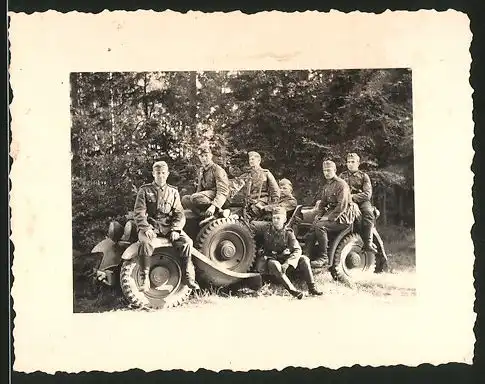 Fotografie Auto, Kübelwagen, Soldaten der Wehrmacht am offenen PKW