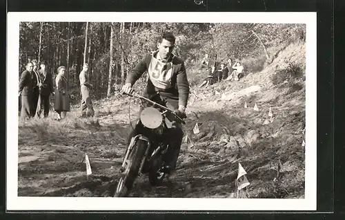 Foto-AK Moto-Cross, Motorrad beim Gelände-Rennen, Fahrer mit Startnummer 51