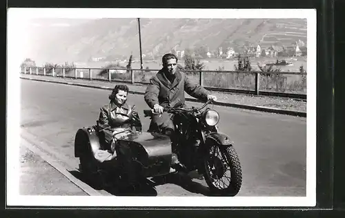 Foto-AK Motorrad Zündapp KS, Krad mit Seitenwagen, Paar bei einer Ausfahrt