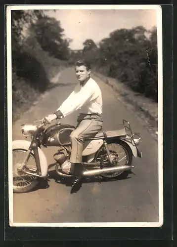 Foto-AK junger Mann bei Ausfahrt mit einem Motorrad