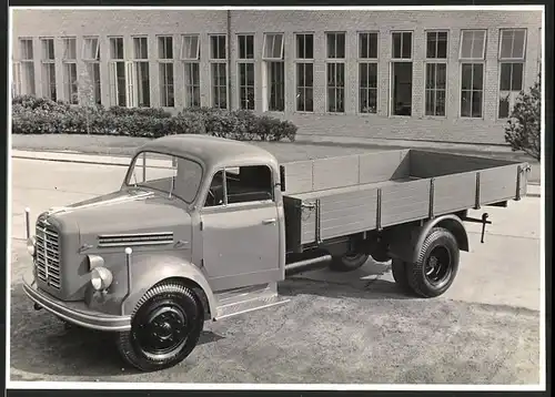 Fotografie LKW Borgward, Lastwagen-Pritsche vor Fabrikhalle
