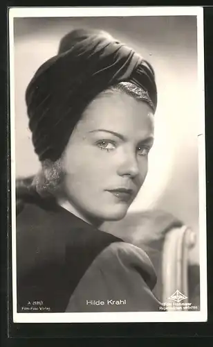 AK Schauspielerin Hilde Krahl mit Kopftuch posierend