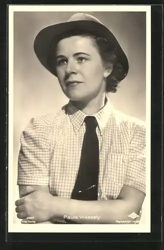 AK Schauspielerin Paula Wessely mit Hut und Krawatte posierend