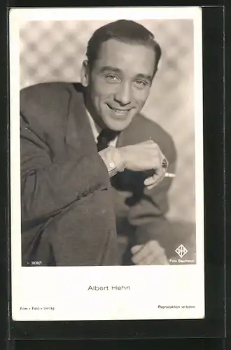 AK Schauspieler Albert Hehn lächelnd mit Zigarette posierend