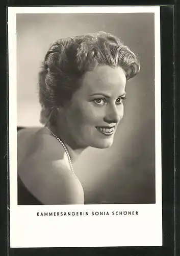 AK Schauspielerin Sonja Schöner lächelnd mit Halskette posierend