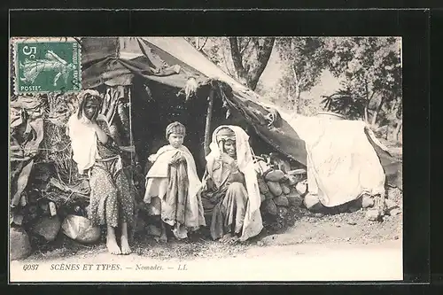 AK Nomades, Nomaden sitzen vor ihrem Zelt, arabische Volkstypen