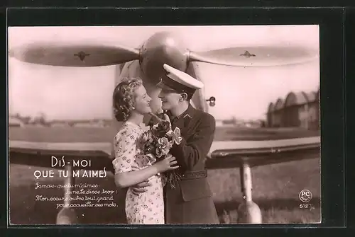 AK Pilot mit seiner Verlobten vor seinem Flugzeug