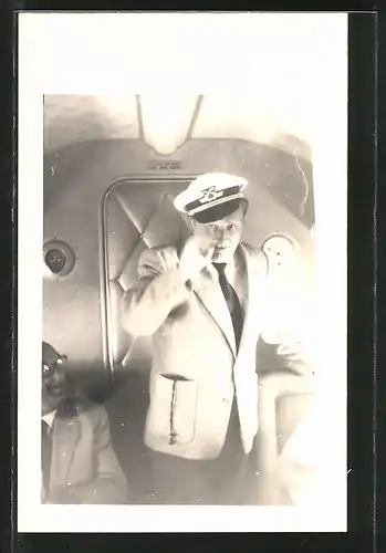 Foto-AK Flieger im Innern eines Flugzeugs