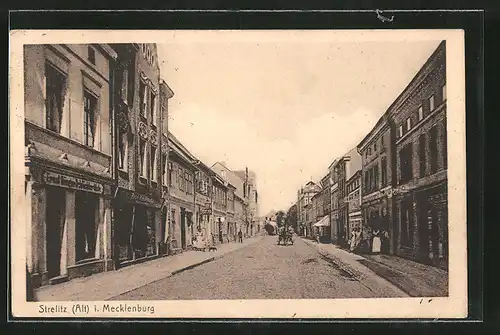 AK Strelitz, Schlossstrasse mit Geschäften