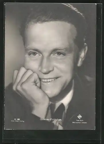 AK Schauspieler Gustav Fröhlich lächelnd im Anzug posierend