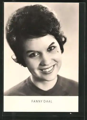 AK Schauspielerin Fanny Daal lächelnd in Kamera blickend
