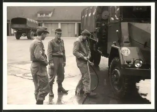 Fotografie LKW, Soldaten der Bundeswehr waschen Lastwagen