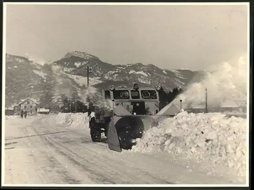 Fotografie LKW, Lastwagen mit Schneefräse im Einsatz, Kfz-Kennz. AB965-586