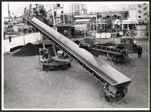 Fotografie Förderband Salzgitter mit Fahrbahrer Hydraulik-Plattform, Messestand Industrie Ausstellung Hannover