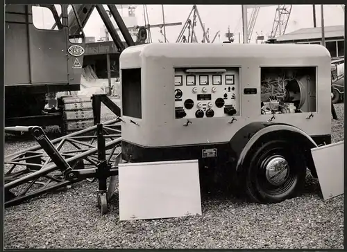 Fotografie Vaupel Stromaggregat, mit 3-Zylinder Diesel-Motor, Messestand Industrie & Nutzfahrzeug-Ausstellung Hannover