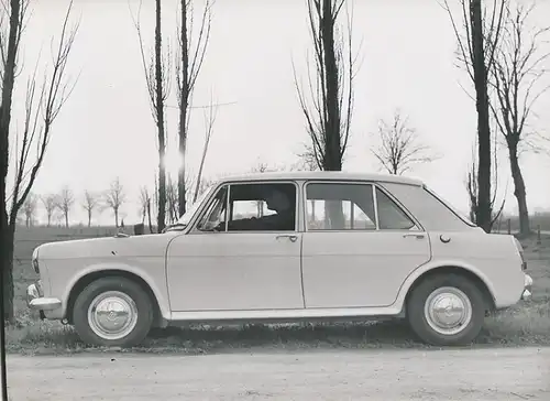 Fotografie Auto Austin 1100, PKW, Limousine steht neben einem Feldweg, Neuwagen bei Probefahrt