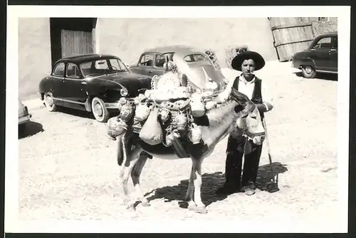 Fotografie Auto VW Käfer Ovali, Souvenir-Händler mit Esel vor PKW