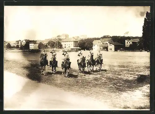 Fotografie 1.WK, Deutsche Kavallerie, Ulan in Uniform mit Tschapka und Ringkragen zu Pferd