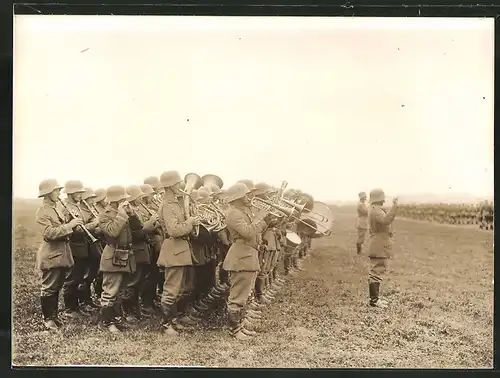 Fotografie 1.WK, Brassband, Blaskapelle, deutsches Militärorchester spielt für vorbeimarschierende Truppen