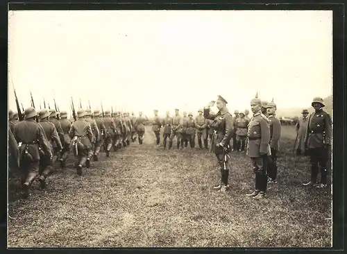 Fotografie 1.WK, Kronprinz Wilhelm von Preussen salutiert den an die Front marschierenden Infanteristen