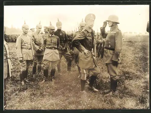 Fotografie 1.WK, Kronprinz Wilhelm von Preussen und salutierender Soldat mit Orden Eisernes Kreuz & Malteser Kreuz
