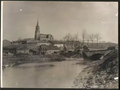 Fotografie 1.WK, Pannes, deutsche Soldaten haben den Ort besetzt, Blick zur Kathedrale