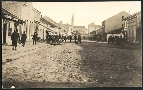 Fotografie 1.WK, Alexinatz, Ladengeschäfte und Marktstände am Marktplatz der serbischen Stadt