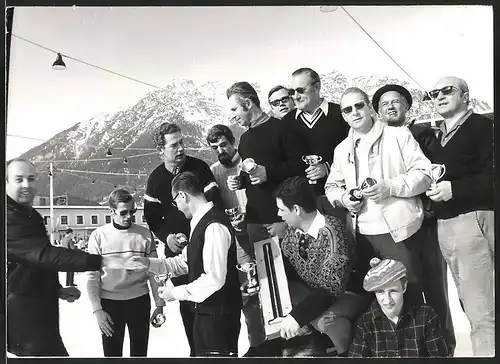 Fotografie Blumenthal, Garmisch-Partenkirchen, Ansicht Garmisch-Partenkirchen, Wintersportler erhalten Pokale