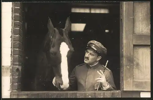 Fotografie 1.WK, Prinz Luitpod von Bayern in Uniform mit seinem Pferd im Stall