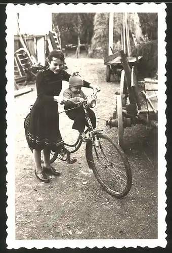 Fotografie Bauernkinder mit Fahrrad, Mädchen mit Baby & Velo auf Bauernhof