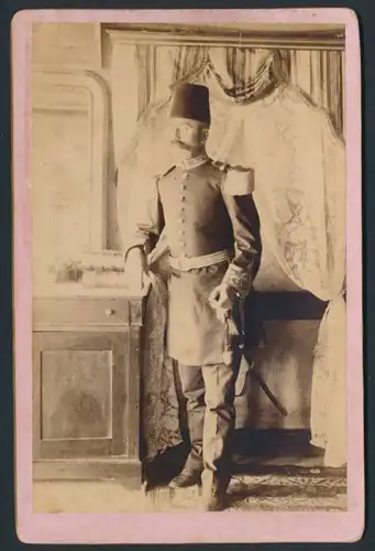 Fotografie Fotograf und Ort unbekannt, Portrait türkischer General in Uniform mit Epauletten & Säbel