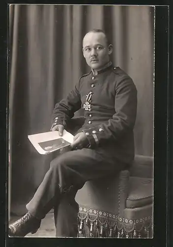 Foto-AK Unteroffizier in Uniform mit Orden Eisernes Kreuz EK I