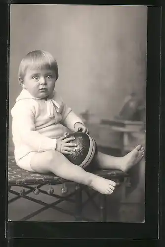 Foto-AK kleines Kind spielt mit seinem Ball, Spielzeug