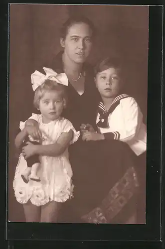 Foto-AK Mutter mit ihren Kindern, Mädchen hält Puppe im Arm, Knabe in Marine-Uniform