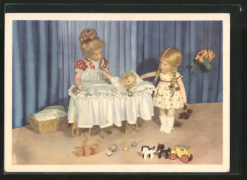 AK Käthe Kruse-Puppe mit Kind in Wiege und Puppenspielzeug