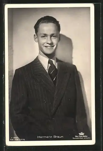 AK Schauspieler Hermann Braun im Anzug posierend