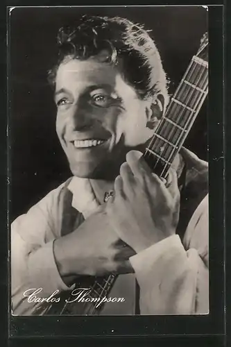 AK Schauspieler Carlos Thompson lächelnd mit Gitarre posierend