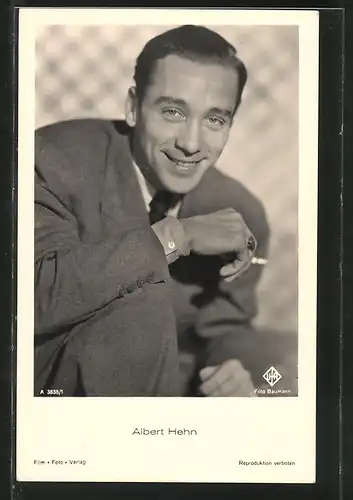 AK Schauspieler Albert Hehn lächelnd mit Zigarette posierend
