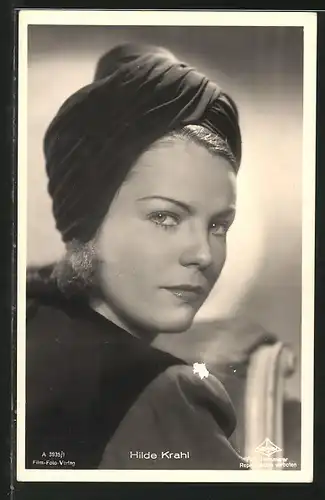 AK Schauspielerin Hilde Krahl mit Kopftuch posierend