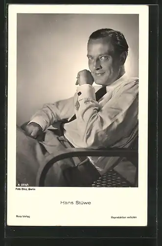 AK Schauspieler Hans Stüwe in Stuhl sitzend porträtiert
