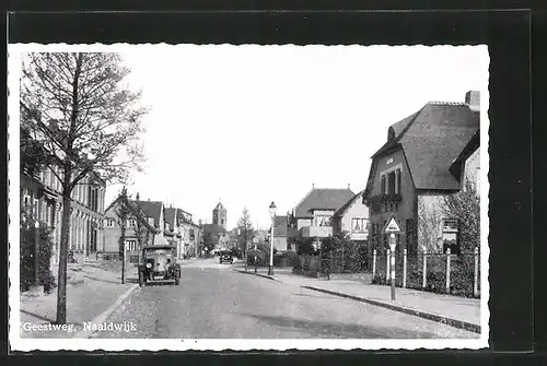 AK Naaldwijk, Geestweg, Ortspartie mit Auto