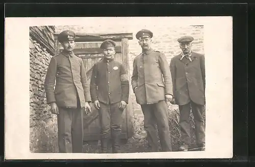 Foto-AK Kriegsgefangene Russen, POW's in Uniform